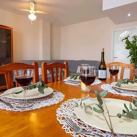 Moderno Tranquilo Con Piscina Y Jardin Apartamento