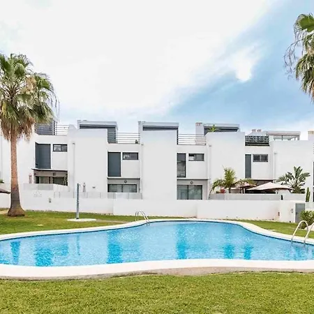 Moderno Tranquilo Con Piscina Y Jardin *