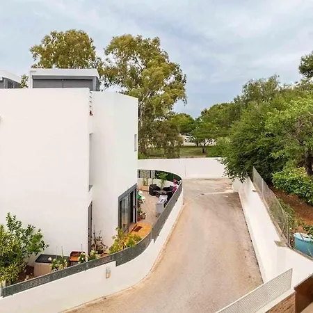 Moderno Tranquilo Con Piscina Y Jardin